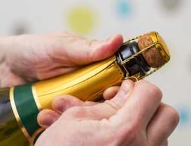 Schaumwein öffnen