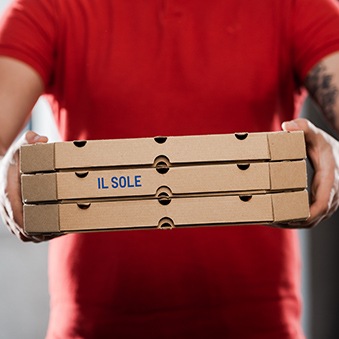 Individuell gestaltete Pizzakartons und Papierservietten