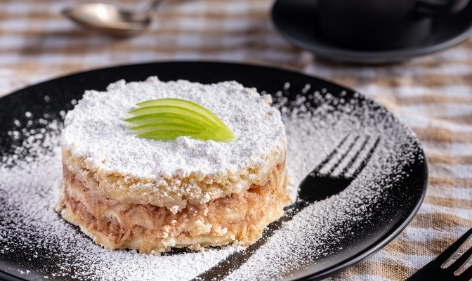 Сладкиш с грис и ябълки