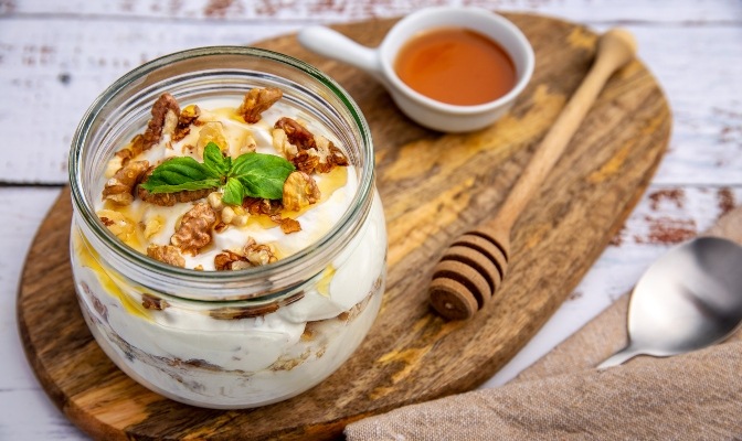 Цедено мляко с мед и орехи