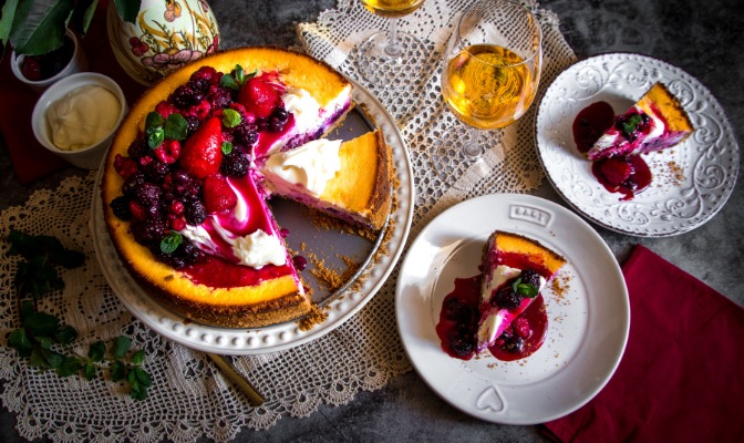 Чийзкейк с козе сирене и горски плодове