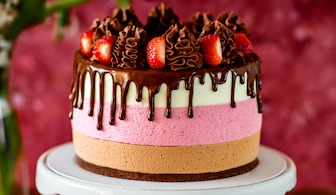 Торта с два шоколада и ягоди