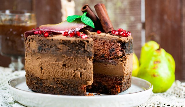 Шоколадова торта с поширани круши 