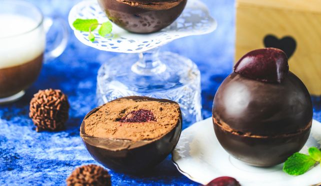 Шоколадови сфери със сърцевина от вишни