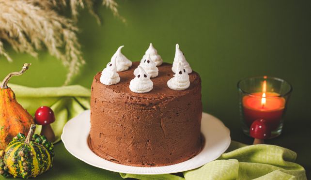 Шоколадово-тиквена торта с призраци
