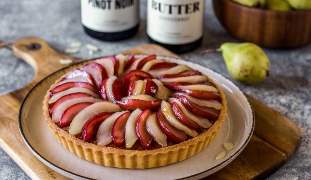 Тарт с франджипан и поширани във вино круши