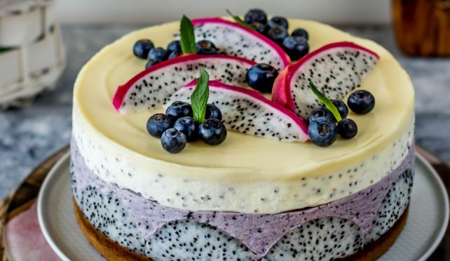 Мус торта с питахая и боровинки