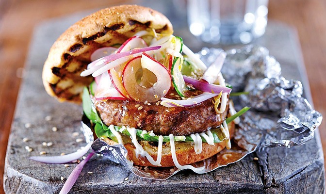 Бургер от свинско месо с хрупкави зеленчуци