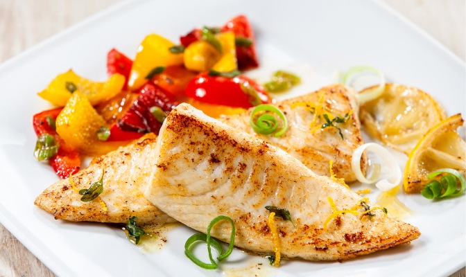 Групър с цветна гарнитура и азиатски сос