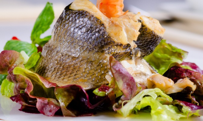 Роле от лаврак със скариди върху спанак