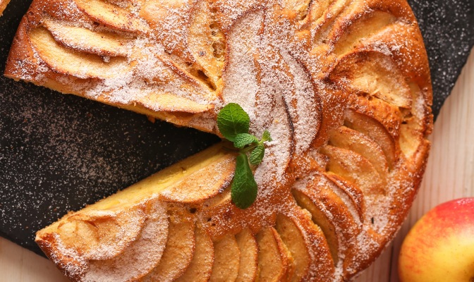 Тарт "Татен" с крем англез и ванилов сладолед