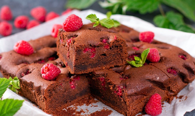 Рецепта за много шоколадово брауни с малини