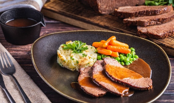 Бавно готвено говеждо със зеленчуци