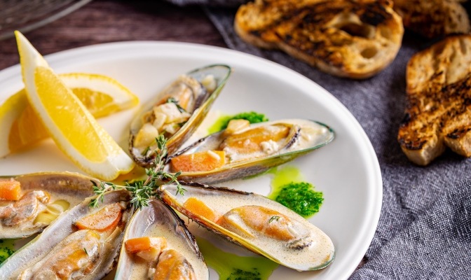 Миди в бял винен сос с магданозено олио