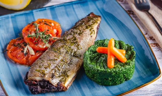 Пъстърва с кремообразен спанак и печени домати