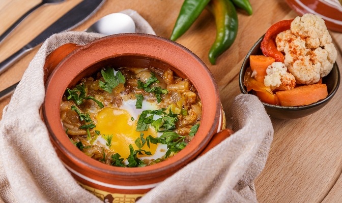 Гювече със свински крачета и праз