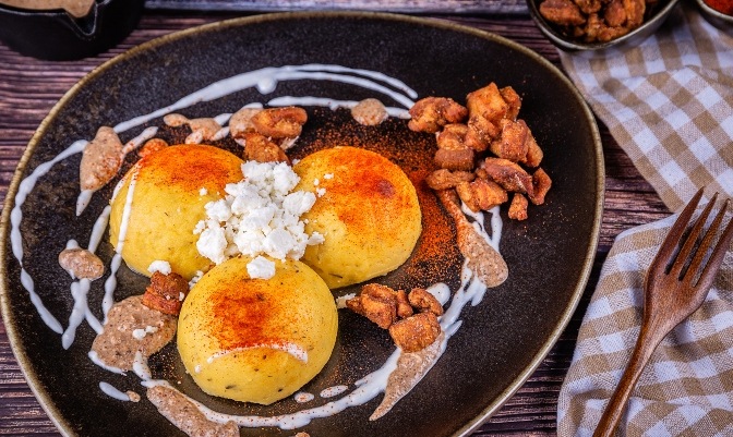 Качамак с пръжки и орехов сос