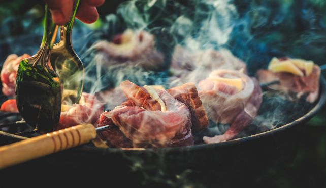 Свински рулца с бекон и гауда на барбекю