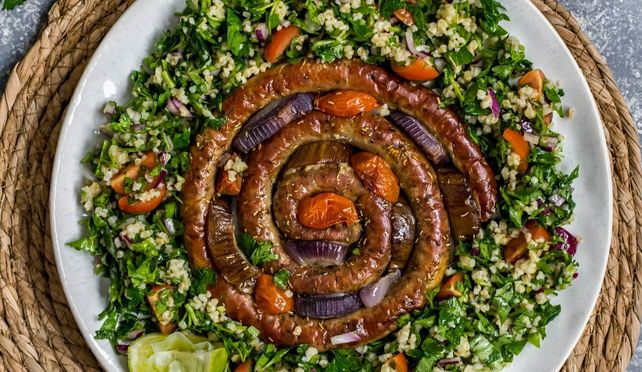 Печено карначе и салата Табуле