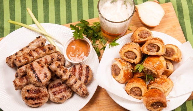 Бутер рулца с наденица и два вида сос