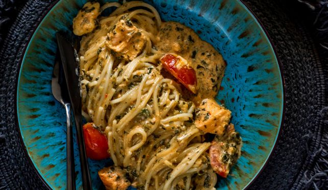 Спагети със сьомга и печен сос