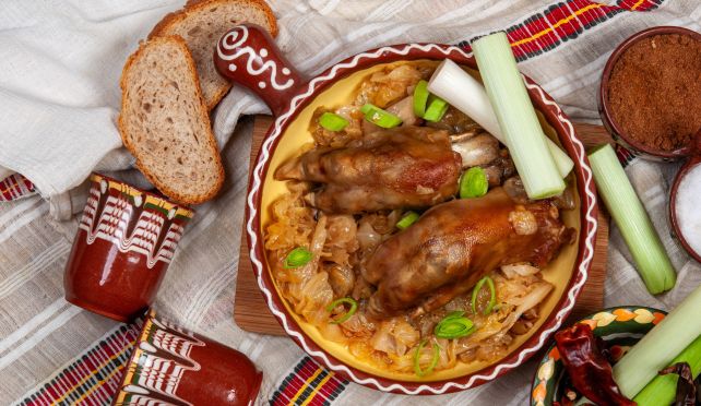 Свински крачета с кисело зеле