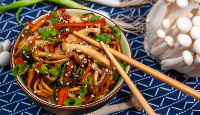 Азиатски нудли с микс от гъби