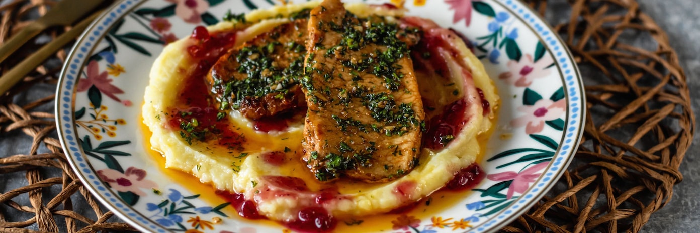 Контрафиле с пюре от ябълки и сос от червени боровинки