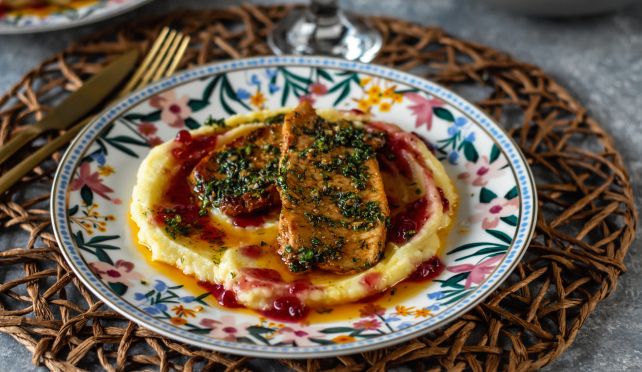 Контрафиле с пюре от ябълки и сос от червени боровинки