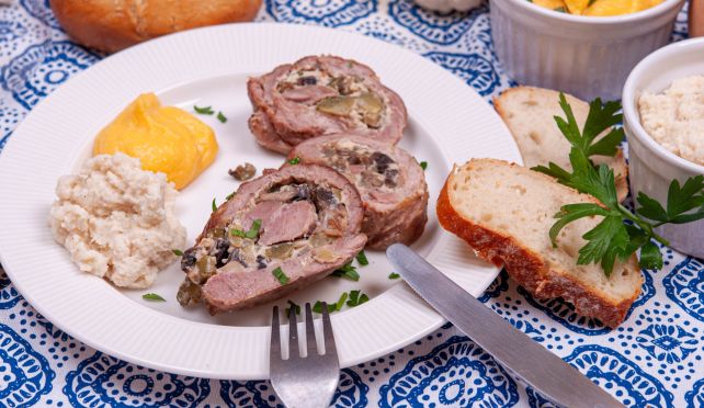 Пълнен свински врат с пюре от тиква и карфиол