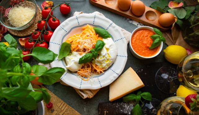 Паста със сос от червени чушки и бурата