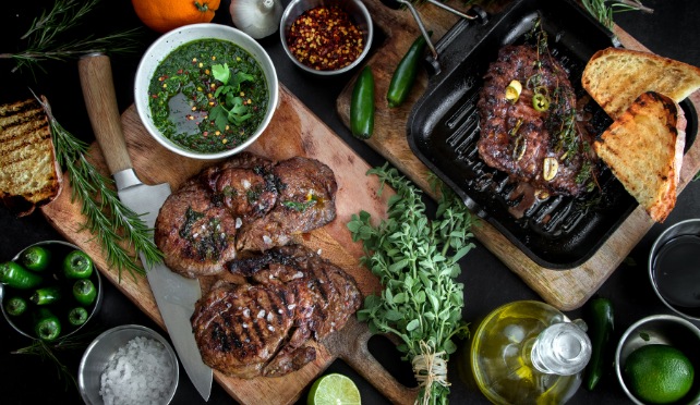 Рецепта за сочни говежди стекове, изпечени на барбекю и поднесени със сос чимичури, от Елица Сърбева 