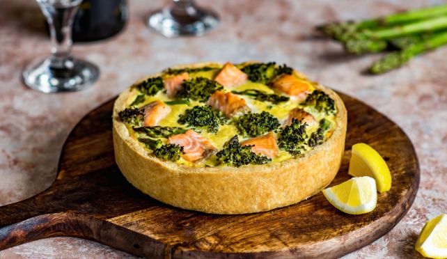 Киш в средиземноморски стил със сьомга