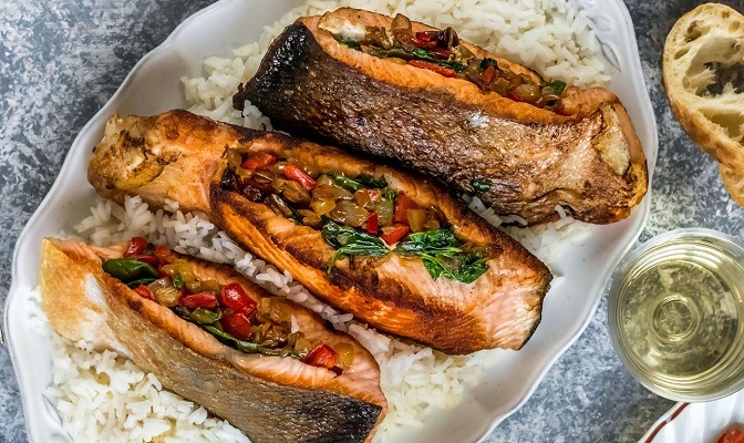 Пълнена сьомга със сладко-солен пикантен сос