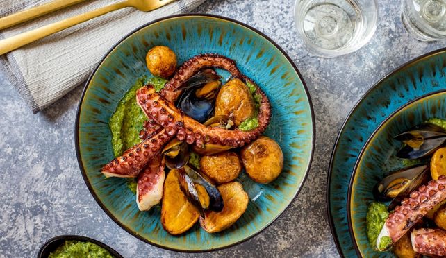 Октопод и миди със салца верде и пържени картофи