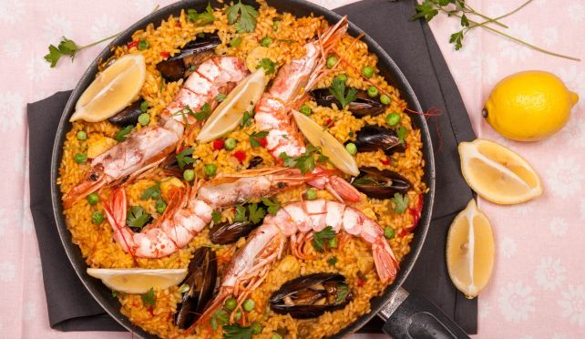 Паеля с пиле и морски дарове