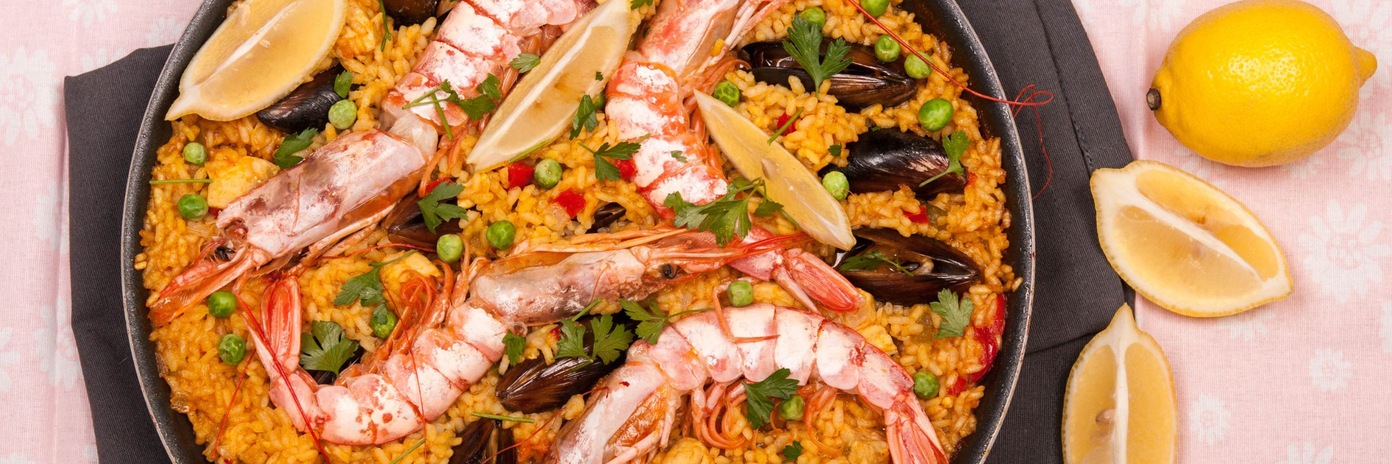 Паеля с пиле и морски дарове