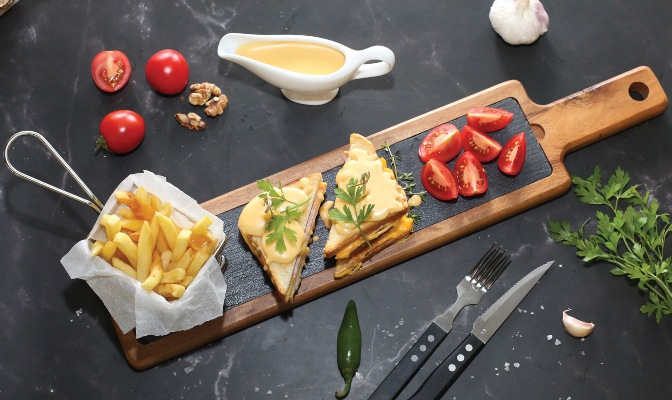 Рецепта за клуб сандвич с Чедър сос и гарнитура от чери домати и пържени картофи