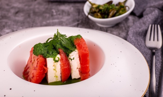 Розов домат със сирене и дресинг от магданоз