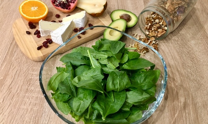 Салата от спанак със сирене и плодове
