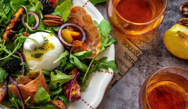 Лятна салата с гриловани праскови, бурата и медено-горчичен дресинг