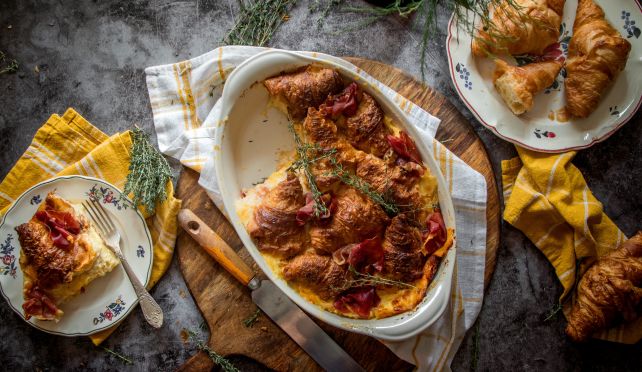 Запеканка с кроасани и шунка