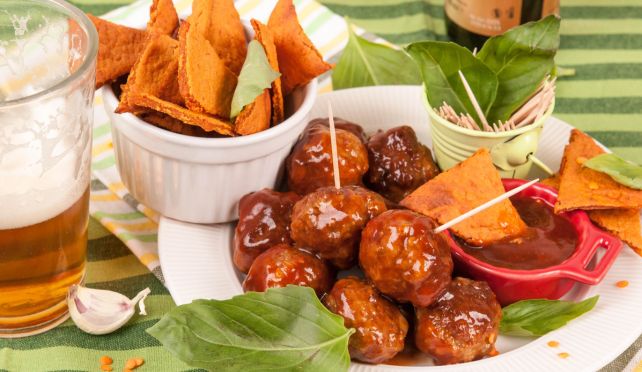 Кюфтенца с барбекю сос и тортила от червена леща