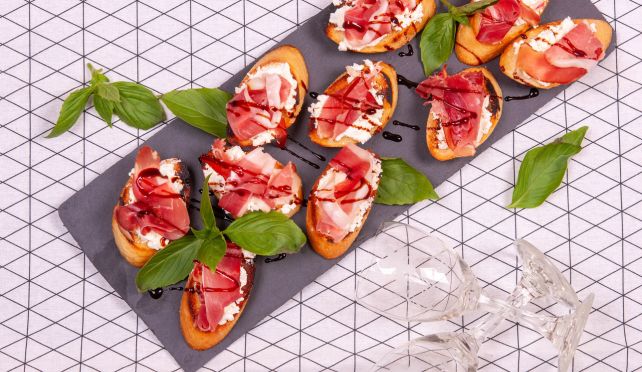Хрупкави брускети с козе сирене и хамон