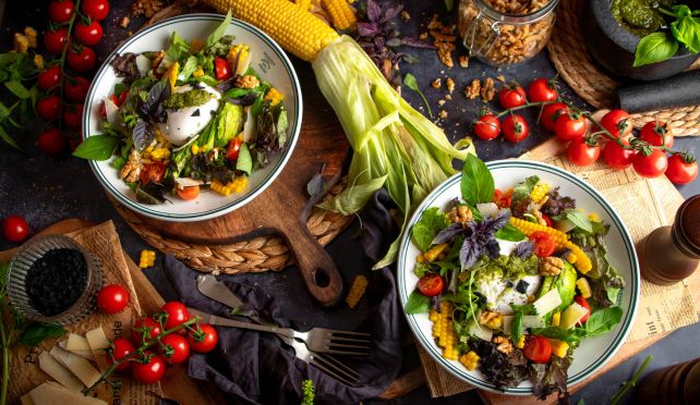 Салата с бурата, царевица и чери домати