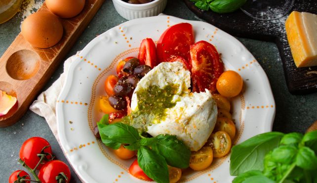 Салата с чери домати и моцарела