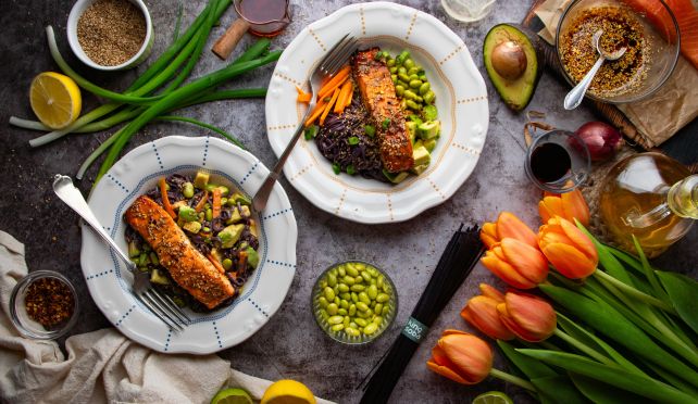 Салата със соба нудълс и сьомга