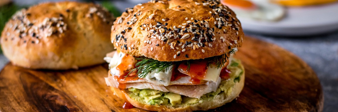 Домашни бейгъли с пушена пъстърва и горгонзола