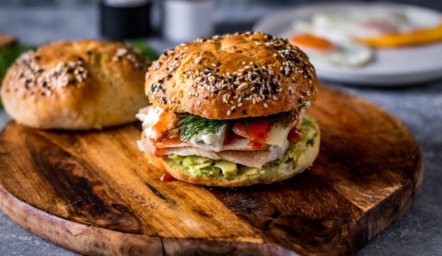 Домашни бейгъли с пушена пъстърва и горгонзола