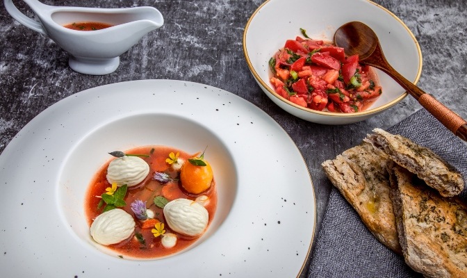 Студена доматена супа с козе сирене и овче мляко